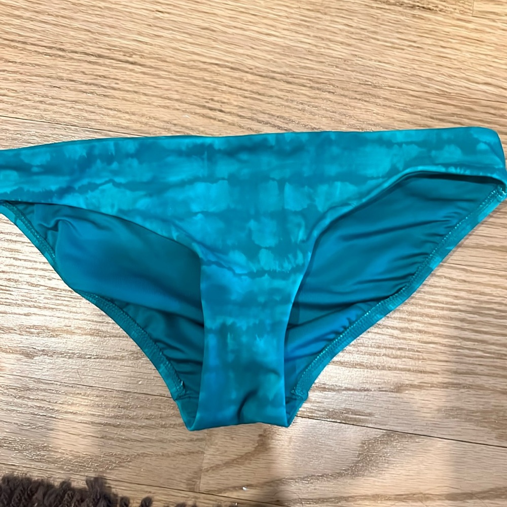 Athleta Swim “Clean medium” Bikini Bottom. Size is XXS. Green print. Low rise!